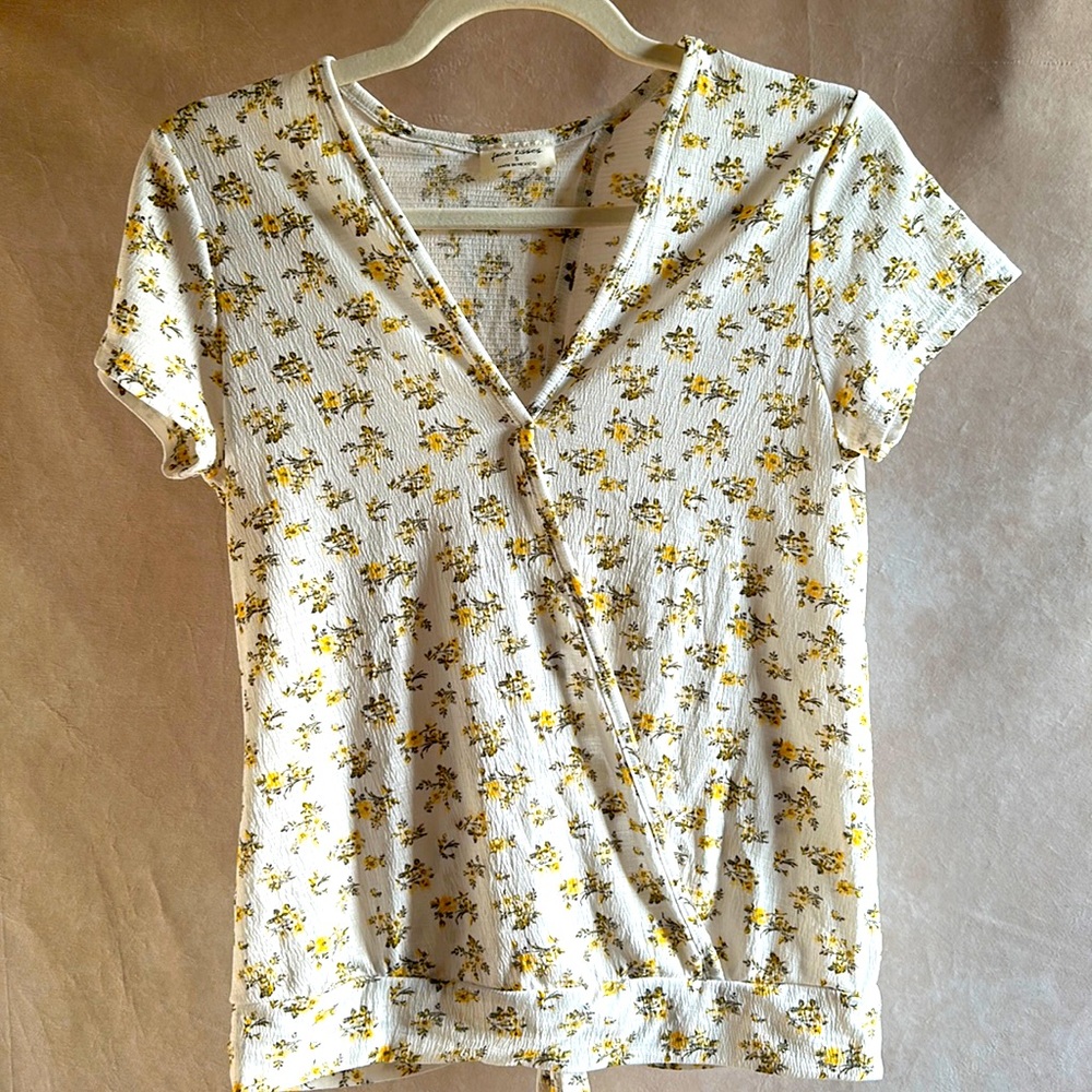 Free Kisses- lightweight ladies floral top - Small 🌻